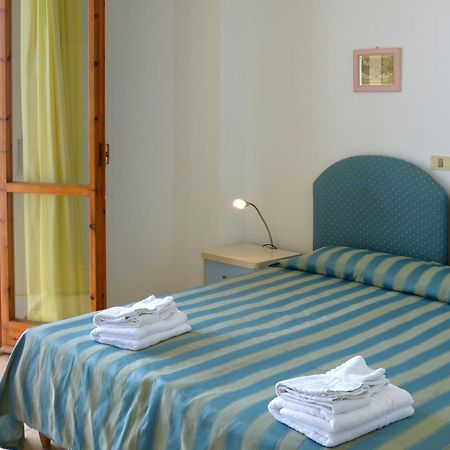 Hotel Embassy Pesaro Esterno foto