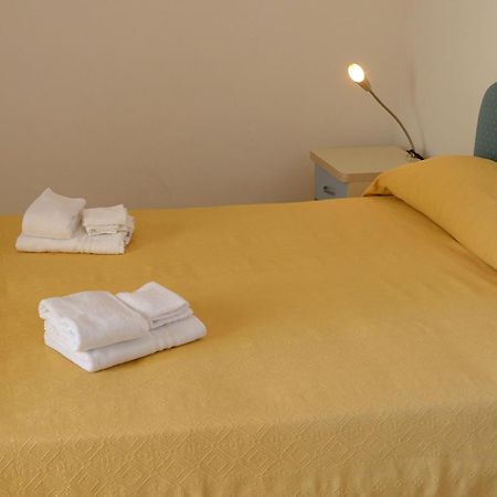 Hotel Embassy Pesaro Esterno foto