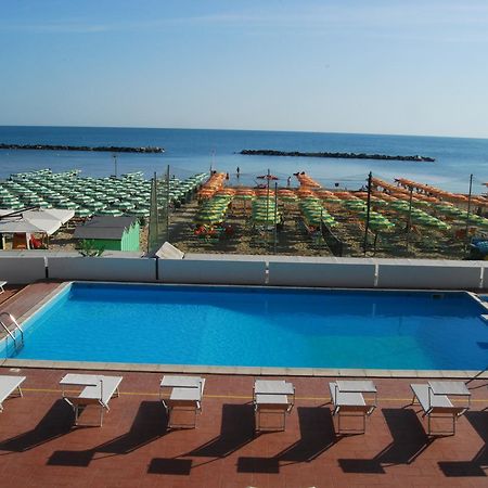 Hotel Embassy Pesaro Esterno foto