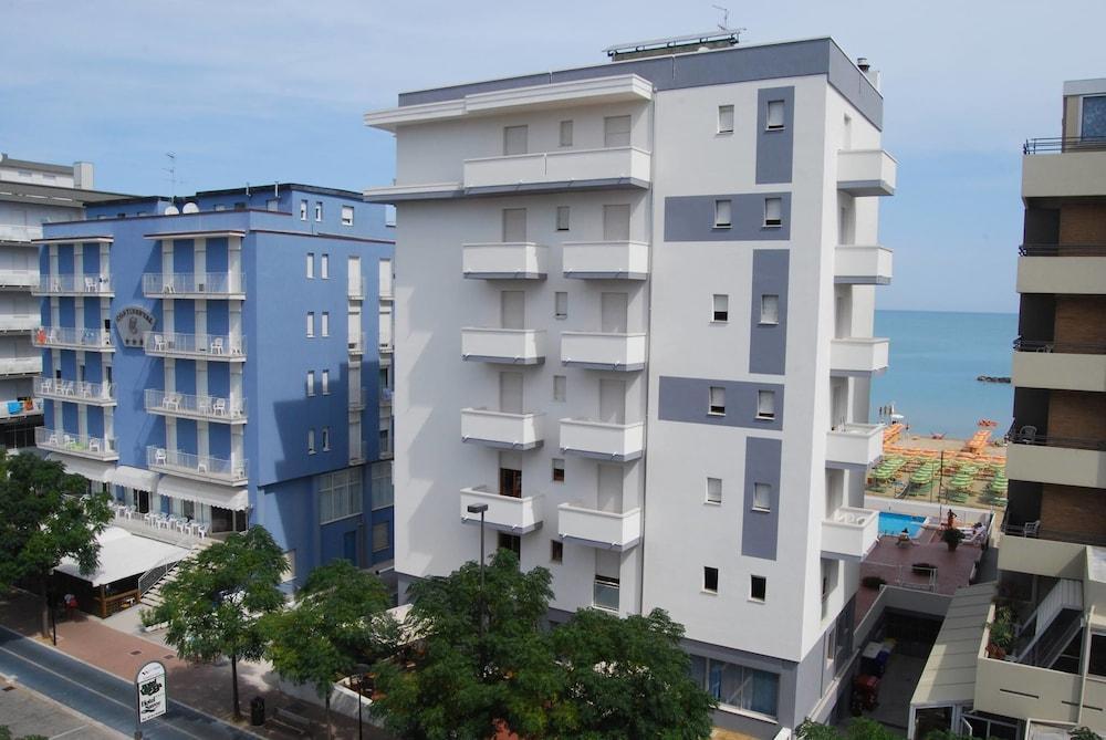 Hotel Embassy Pesaro Esterno foto