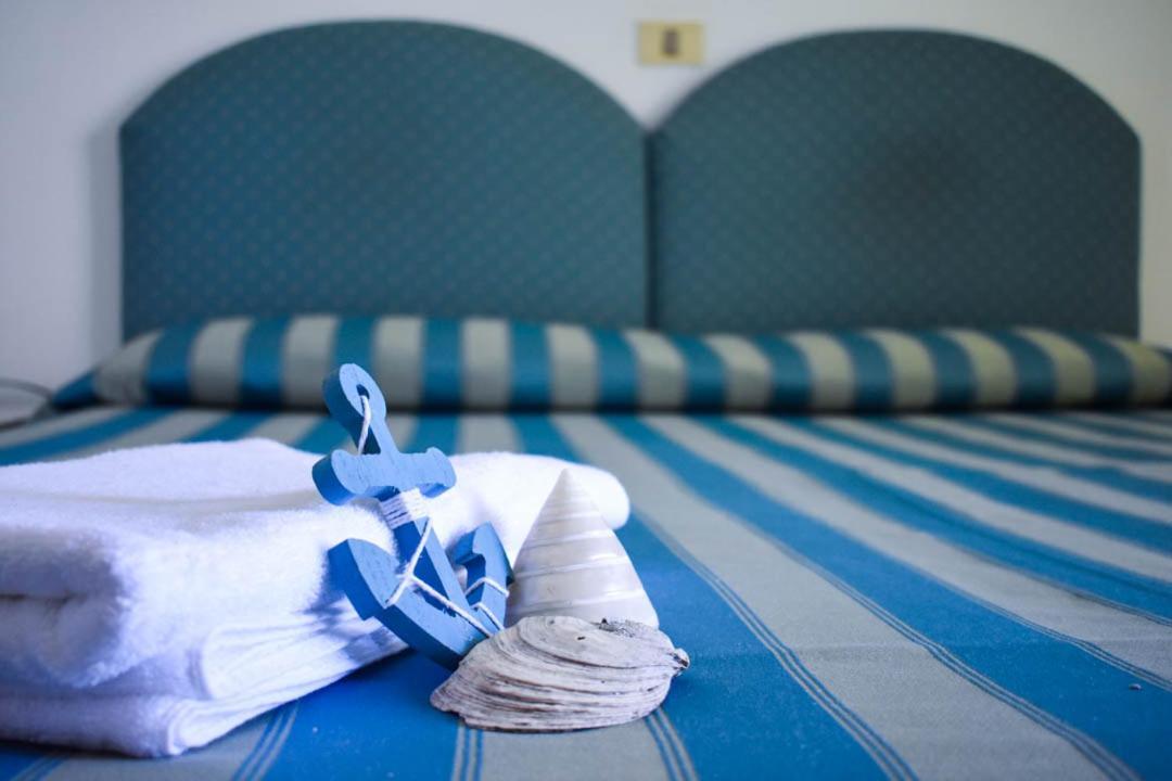 Hotel Embassy Pesaro Esterno foto