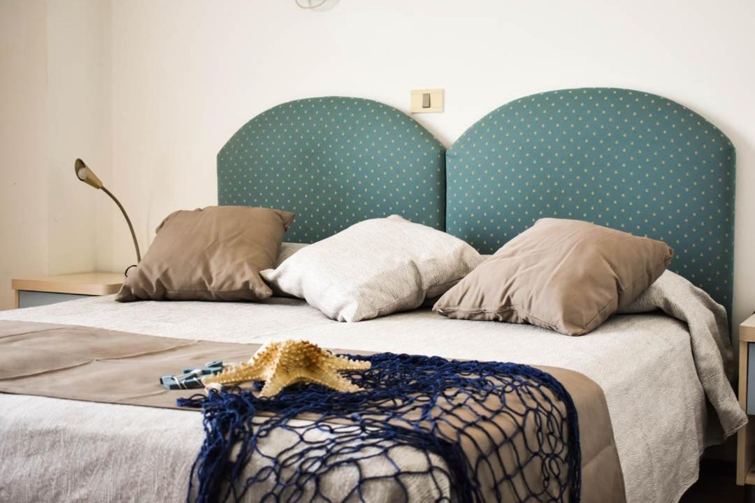 Hotel Embassy Pesaro Esterno foto