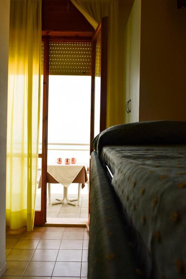 Hotel Embassy Pesaro Esterno foto