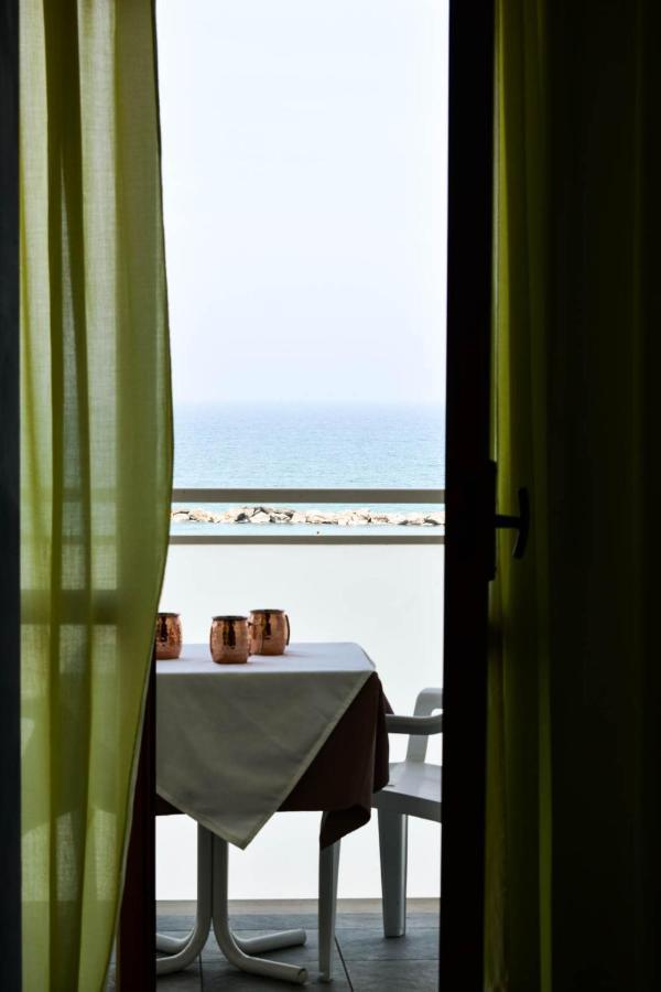 Hotel Embassy Pesaro Esterno foto