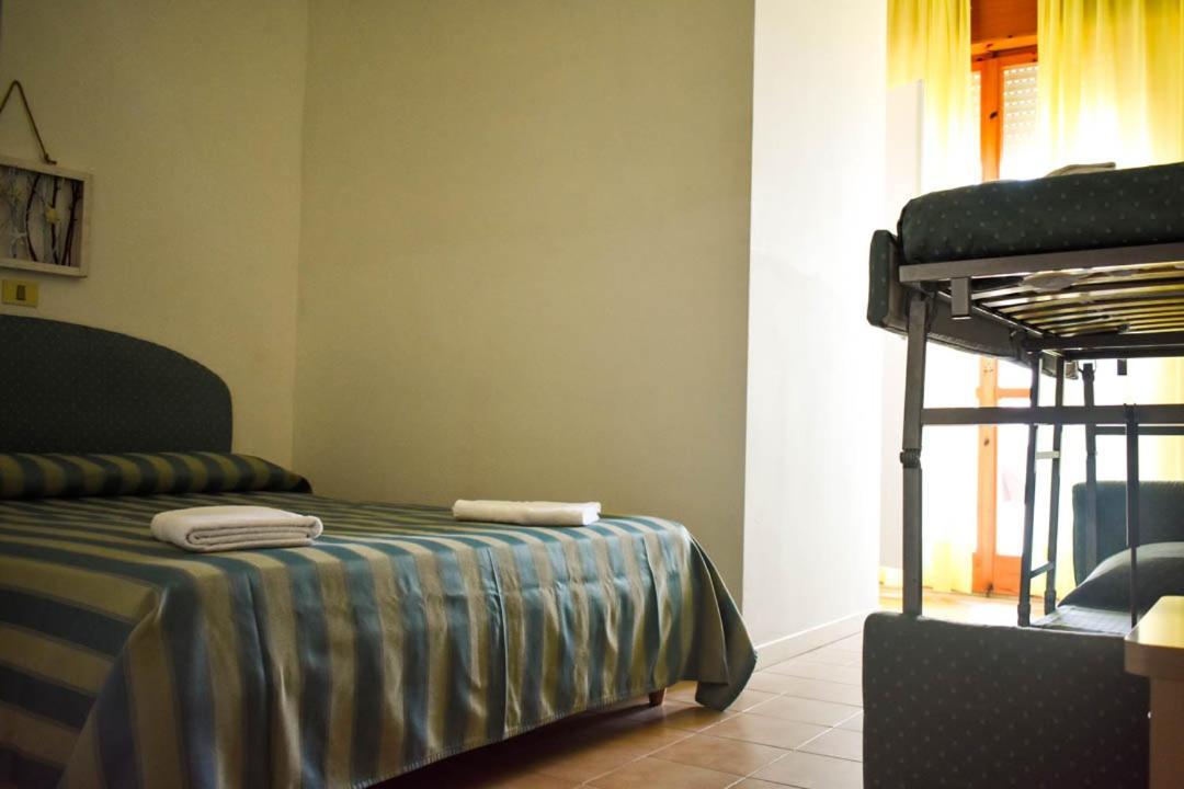 Hotel Embassy Pesaro Esterno foto