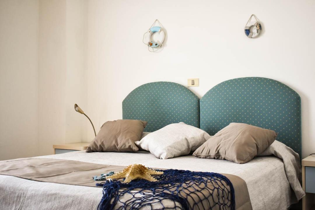 Hotel Embassy Pesaro Esterno foto