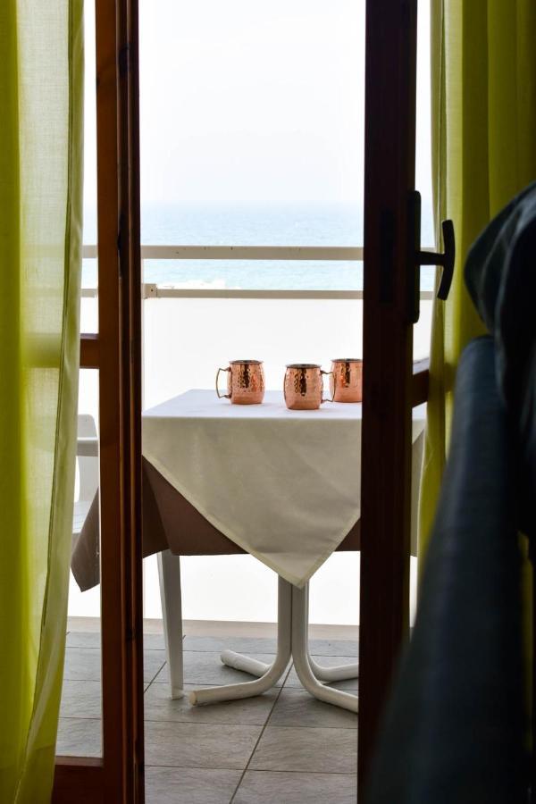 Hotel Embassy Pesaro Esterno foto