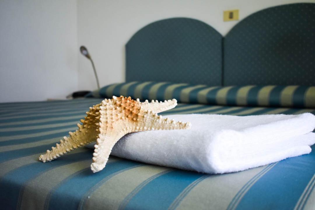 Hotel Embassy Pesaro Esterno foto