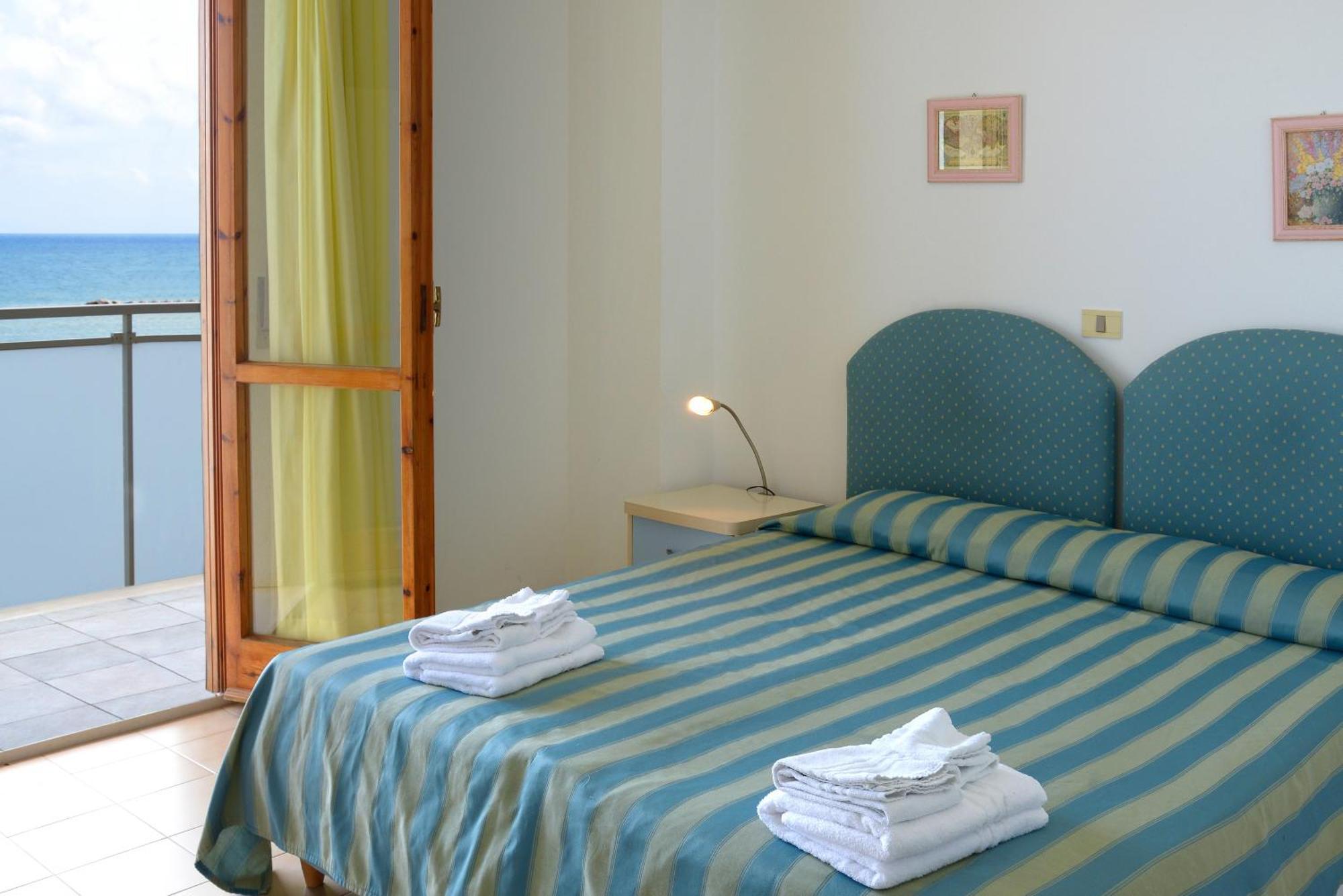 Hotel Embassy Pesaro Esterno foto