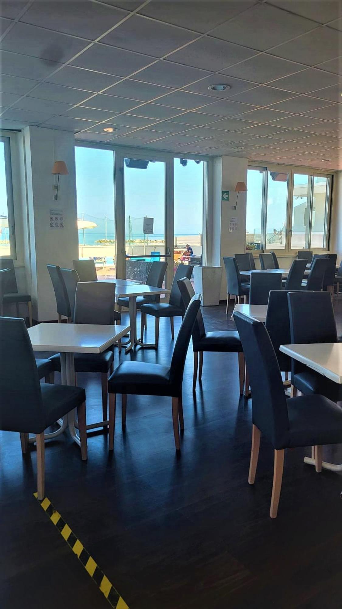 Hotel Embassy Pesaro Esterno foto