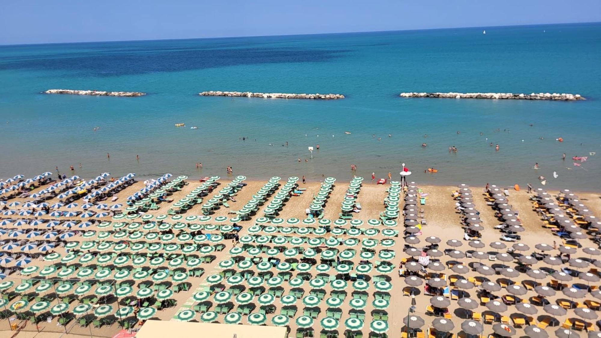 Hotel Embassy Pesaro Esterno foto