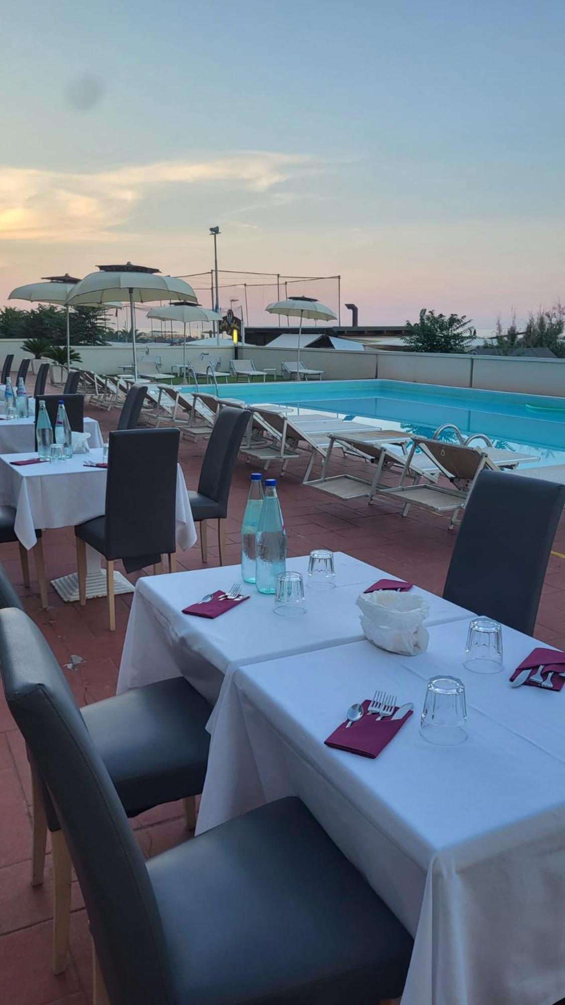 Hotel Embassy Pesaro Esterno foto