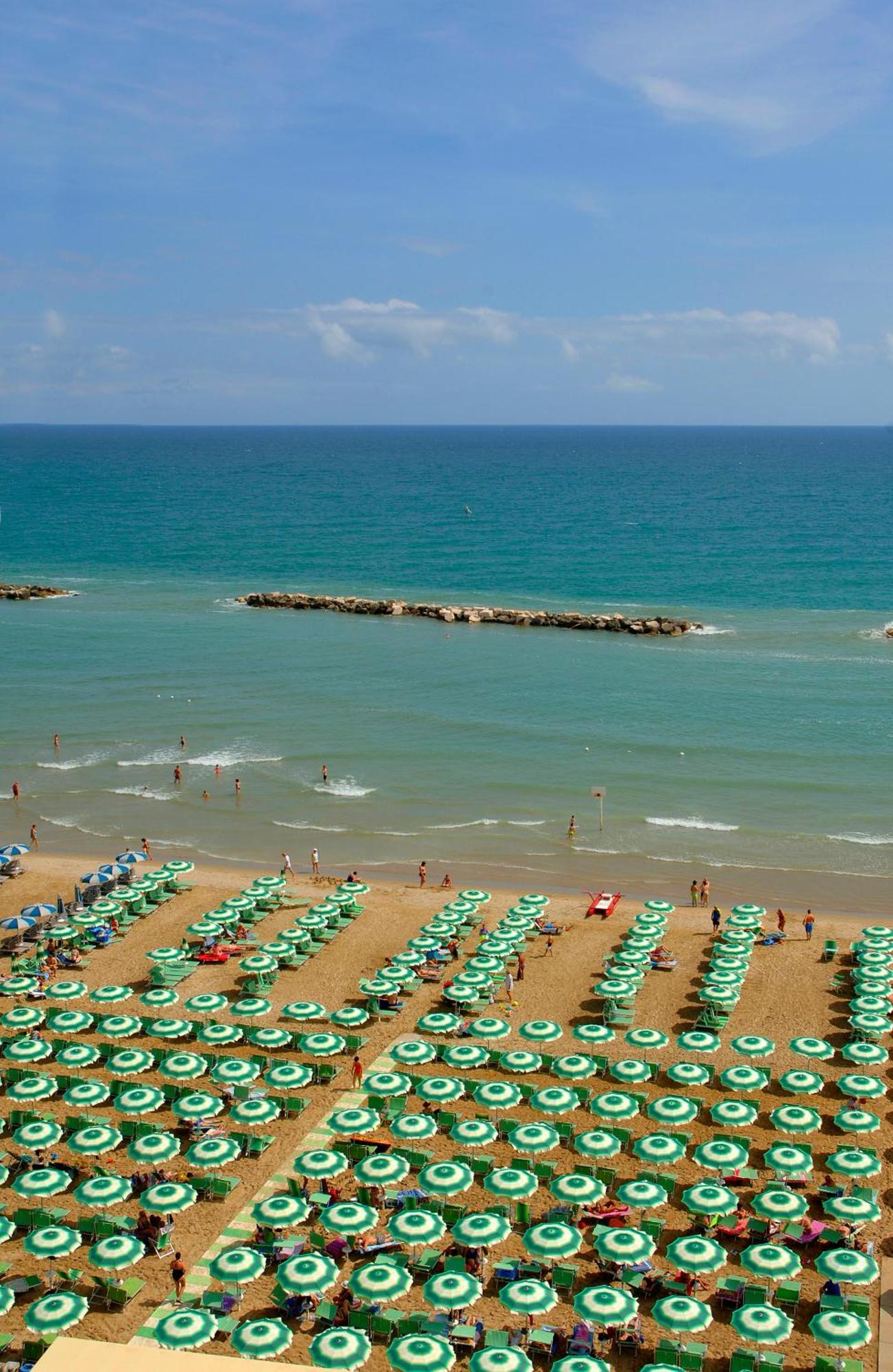 Hotel Embassy Pesaro Esterno foto