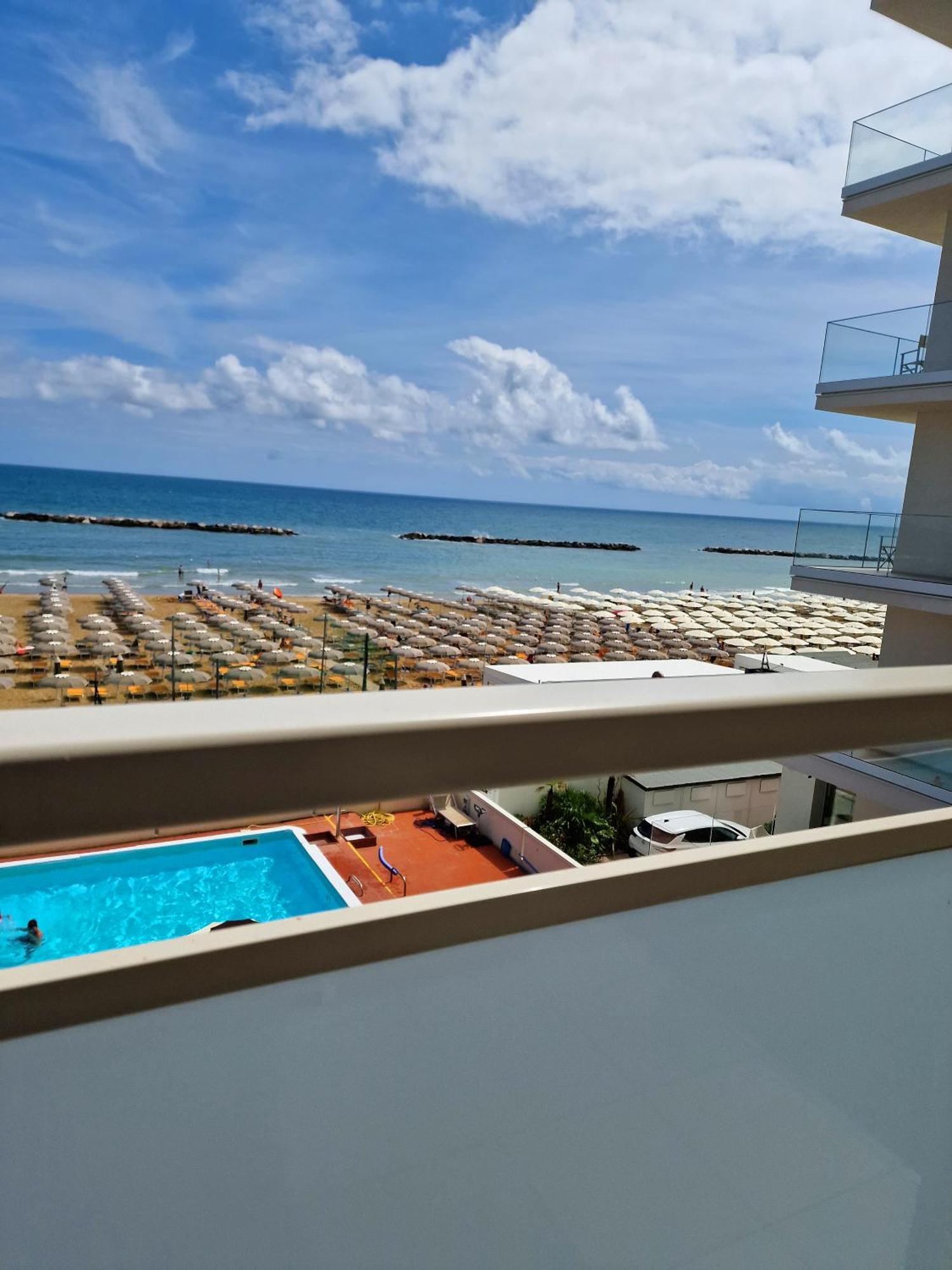 Hotel Embassy Pesaro Esterno foto