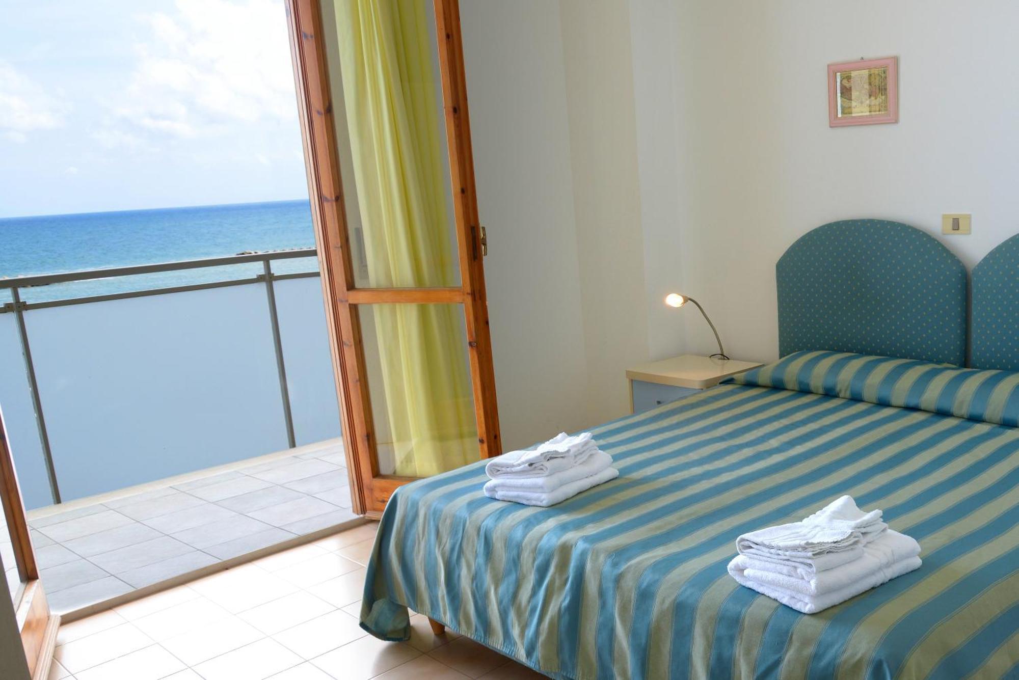 Hotel Embassy Pesaro Esterno foto