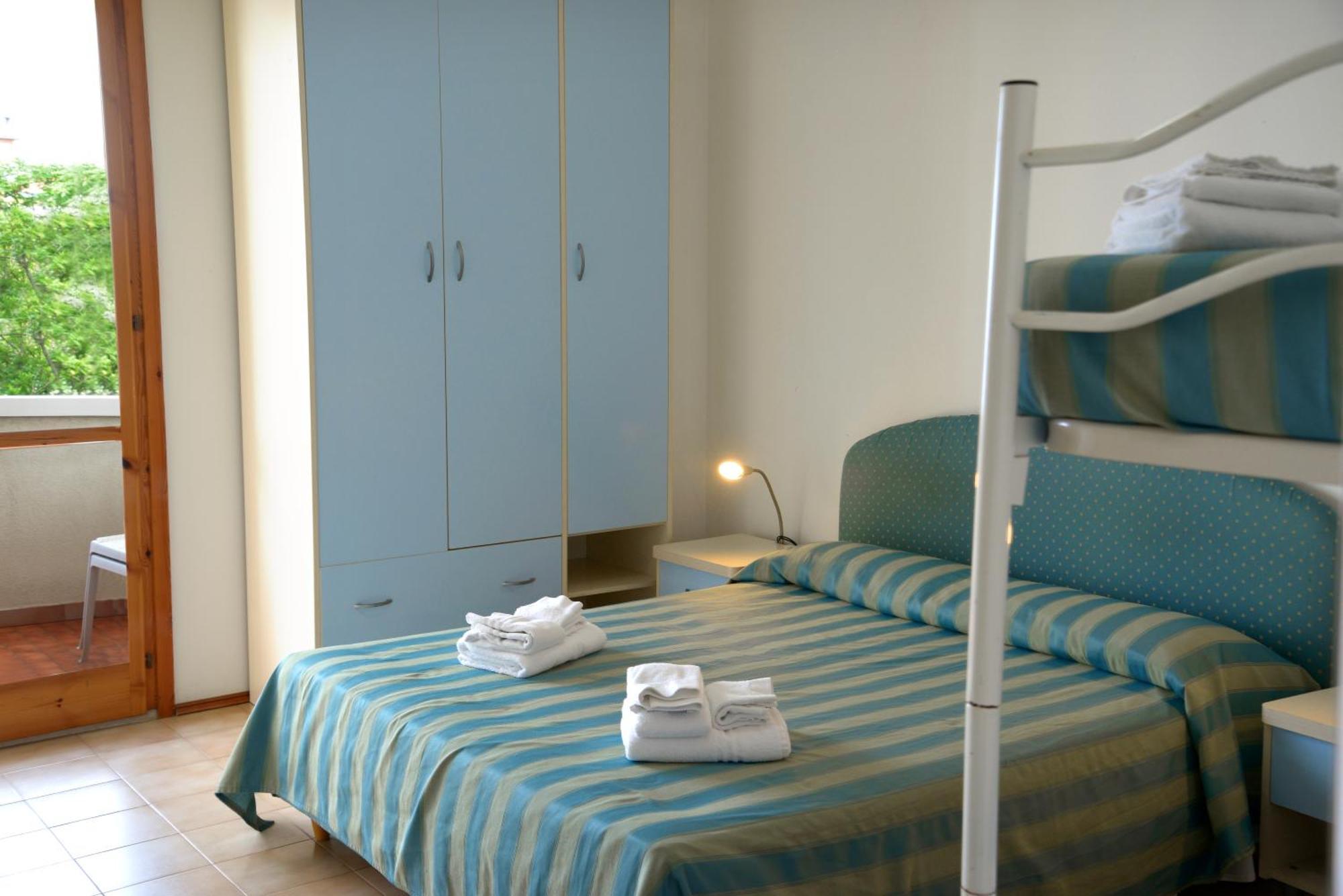 Hotel Embassy Pesaro Esterno foto