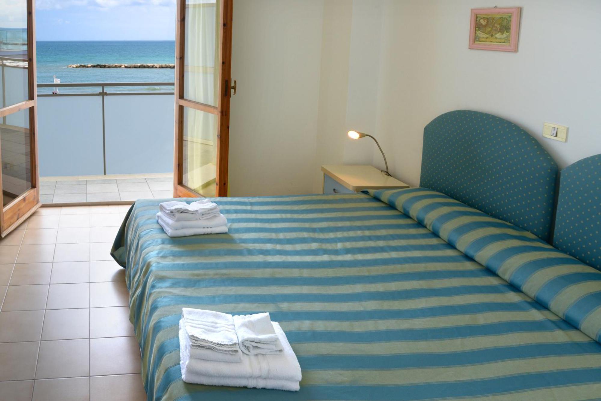 Hotel Embassy Pesaro Esterno foto