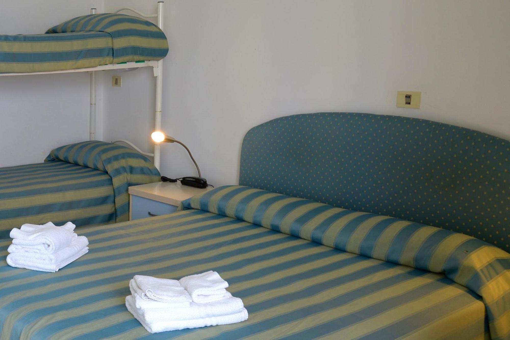 Hotel Embassy Pesaro Esterno foto