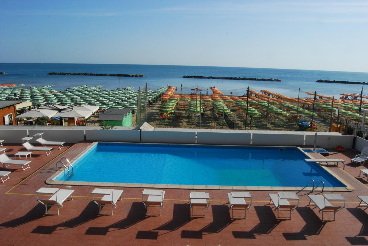 Hotel Embassy Pesaro Esterno foto