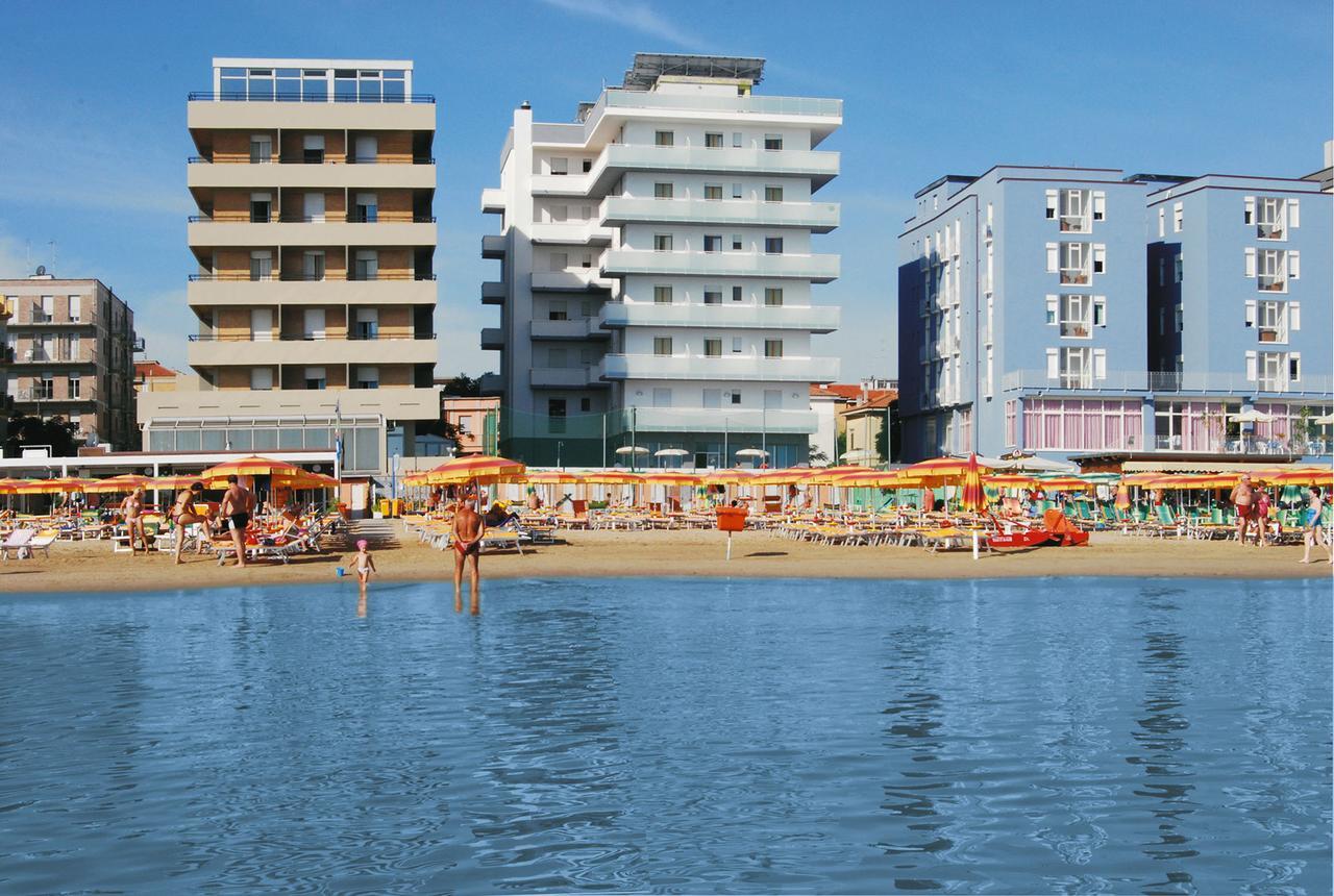 Hotel Embassy Pesaro Esterno foto