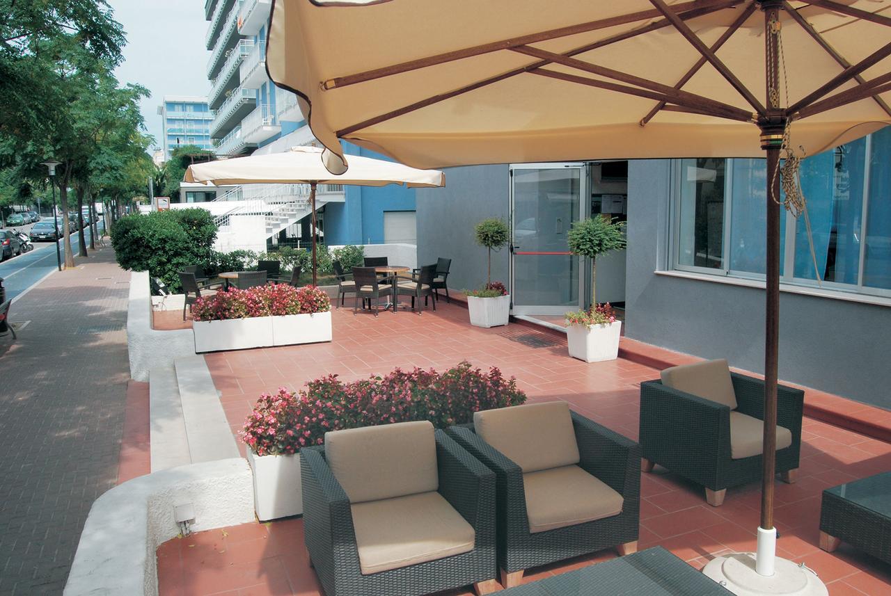 Hotel Embassy Pesaro Esterno foto