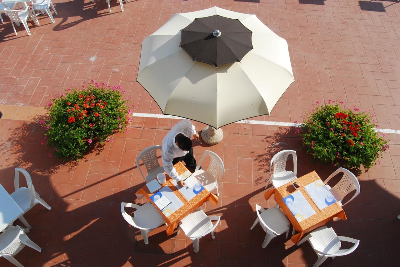 Hotel Embassy Pesaro Esterno foto