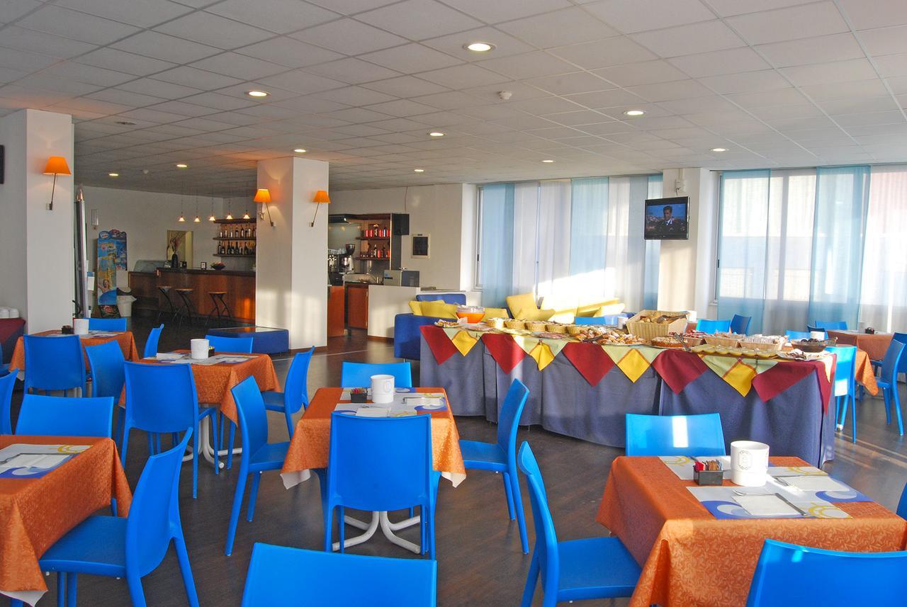 Hotel Embassy Pesaro Esterno foto