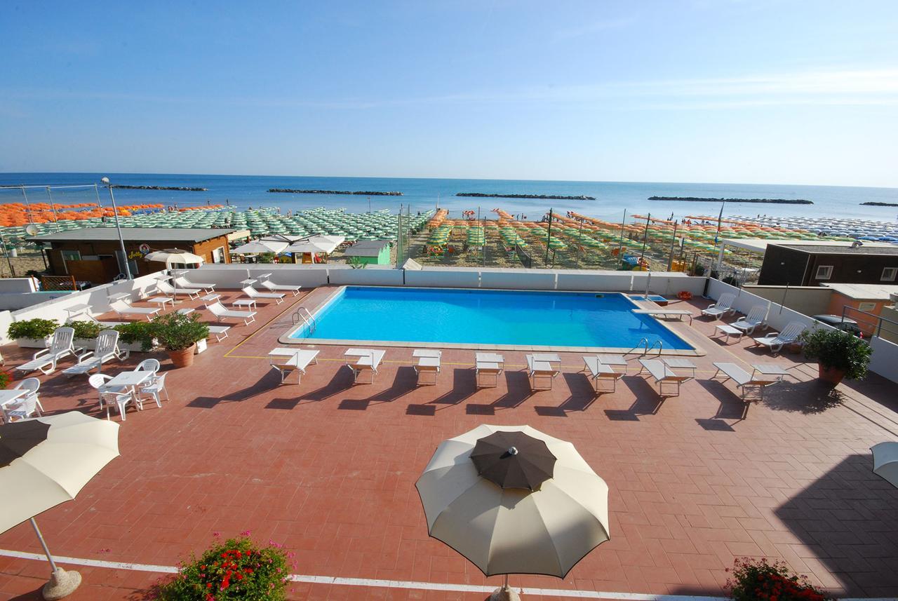 Hotel Embassy Pesaro Esterno foto