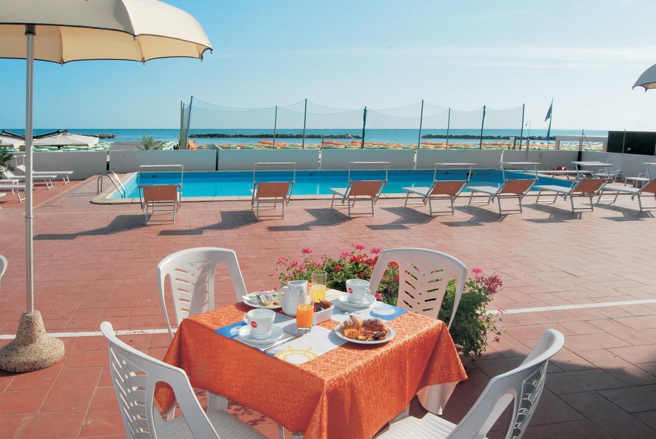 Hotel Embassy Pesaro Esterno foto
